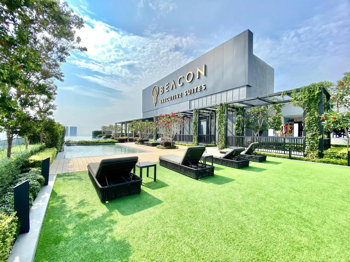 Rooftop Pool, Up To 6 Pax, 2 Bedrooms, 2 Bathrooms, 2 Car Parks By Star Home George Town Apartment