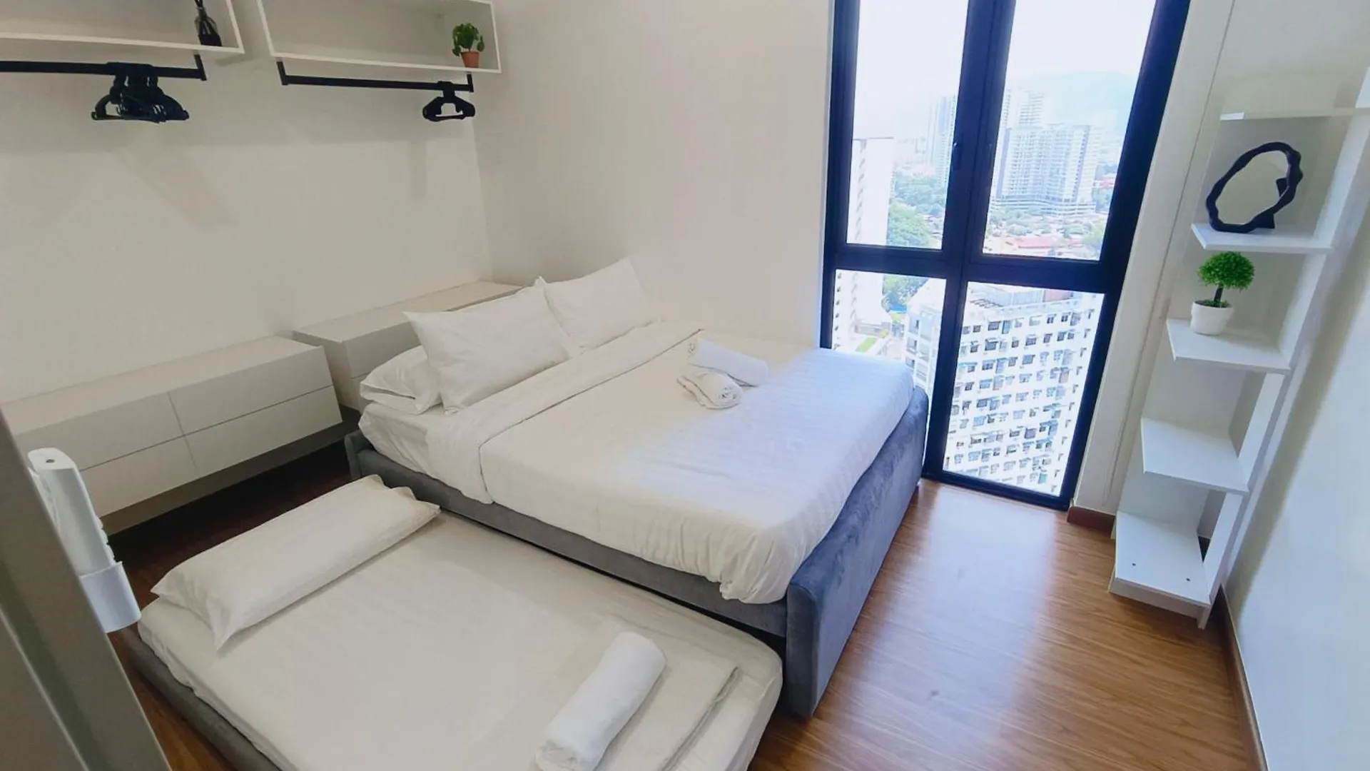 Rooftop Pool, Up To 6 Pax, 2 Bedrooms, 2 Bathrooms, 2 Car Parks By Star Home George Town Apartment