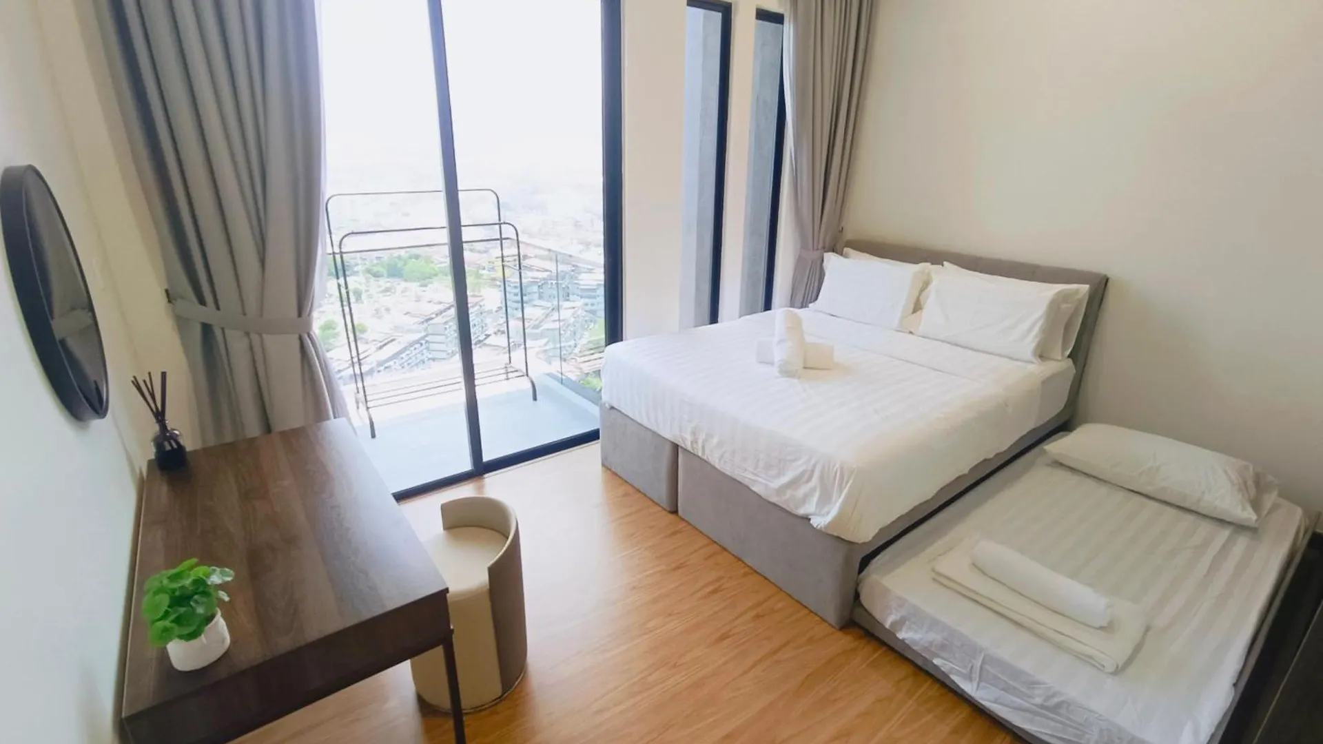 Apartment Rooftop Pool, Up To 6 Pax, 2 Bedrooms, 2 Bathrooms, 2 Car Parks By Star Home George Town